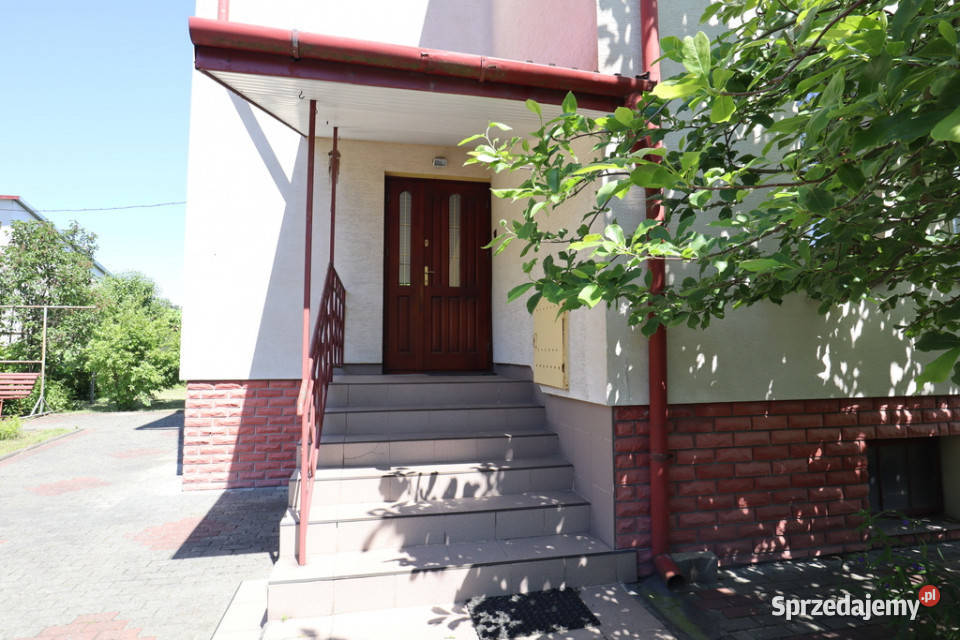 Dom z budynkiem gospodarczym lesie Domy