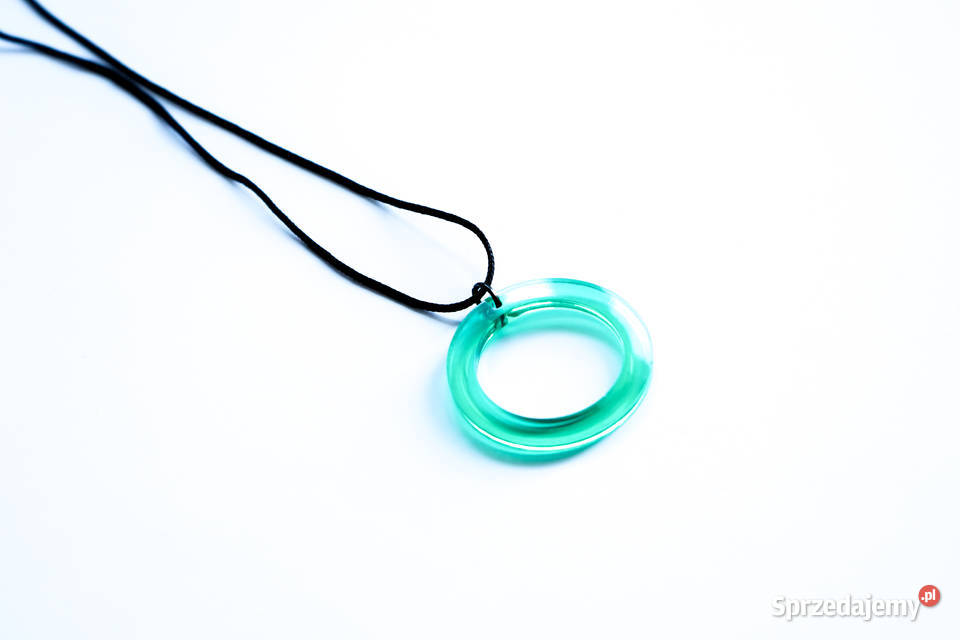 Zielony okrągły wisiorek z żywicy epoksydowej na Warszawa