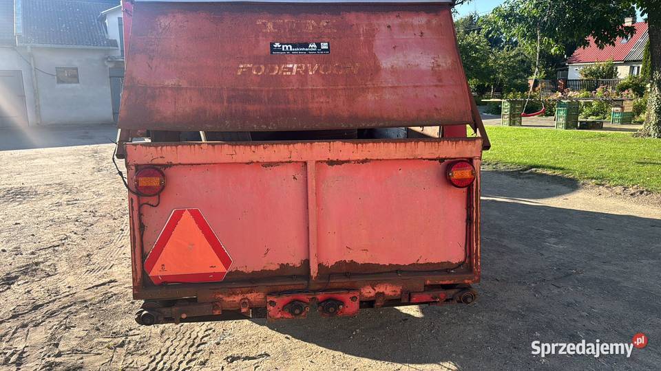 Tył rozrzutnika sadowniczego rozrzutnik