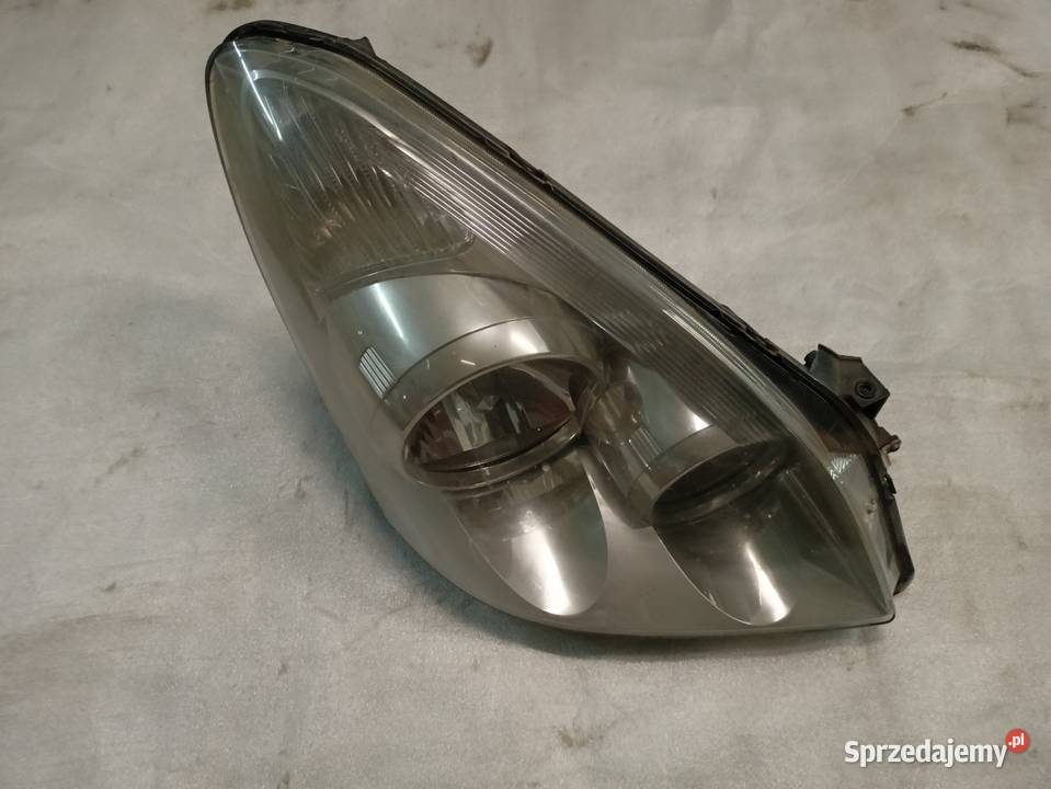 Lampa prawa toyota corolla Verso L1 lampy przednie