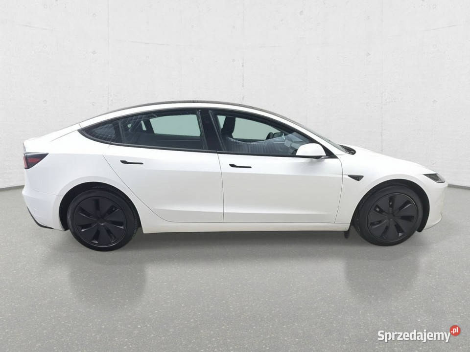 Tesla Model 3 Komorniki