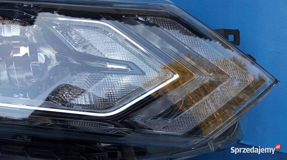 LAMPA PRAWY PRZÓD REFLEKTOR EU LED NISSAN