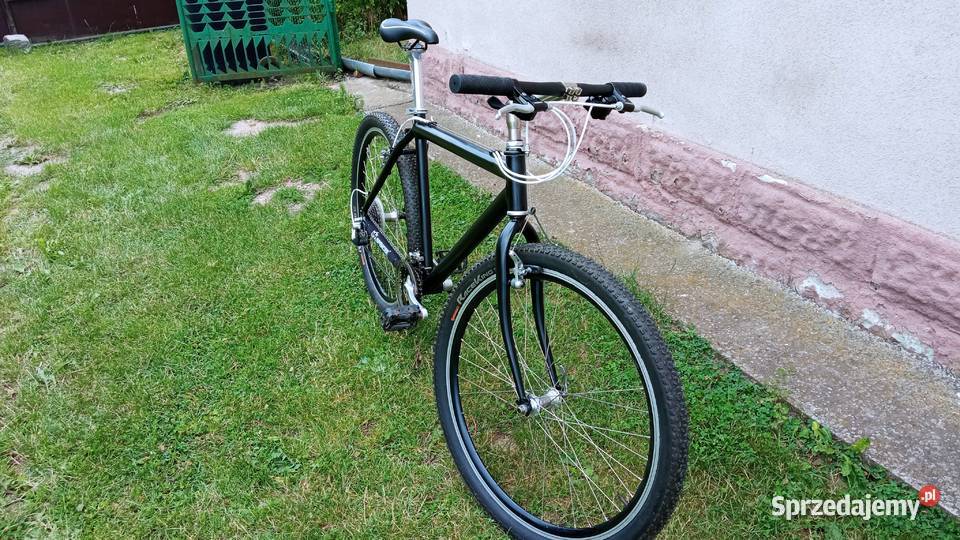 Rower MTB w czarnym macie na Shimano Altus CT90