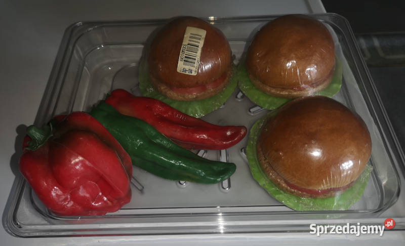 sztuczna kanapka z bułki kajzerki