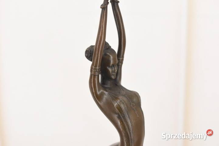 Kobieta w Sukni Z Gołębiem Brąz Wielka Figura z małopolskie