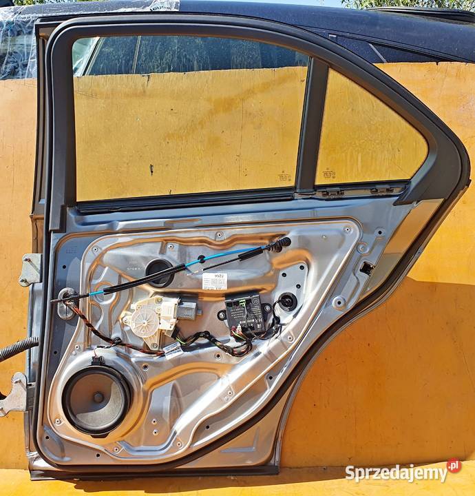 MERCEDES W204 LIFT 2012 DRZWI PRAWY TYŁ KOD Radom sprzedam