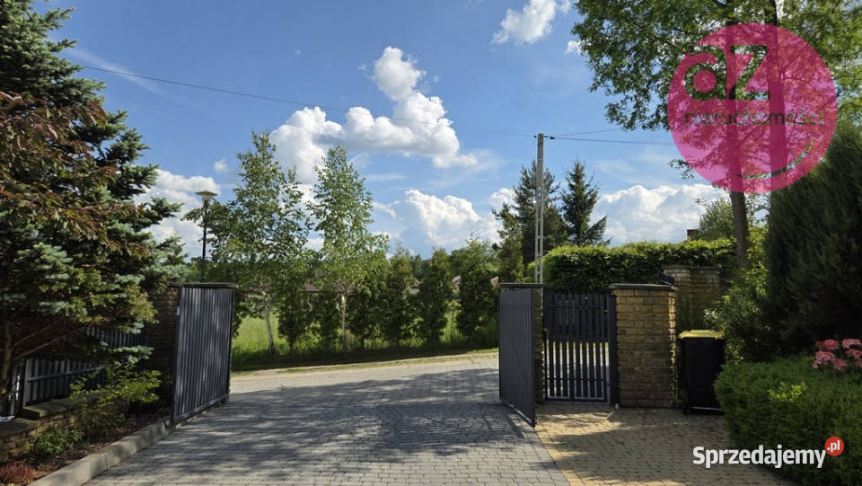 Dom jednorodzinny z garażem i ogrodem 205.6m2