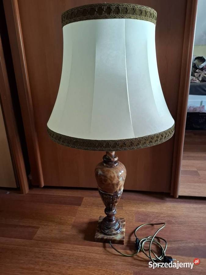 Elegancka lampa stojąca w klasycznym stylu