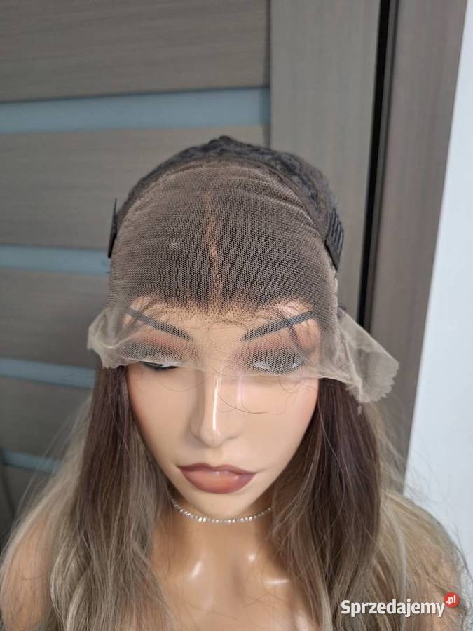 Długa falowana blond koronkowa peruka Malbork