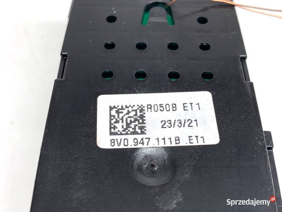 LAMPA SUFITOWA AUDI Q3 II 8V0947111B SUV WNĘTRZA