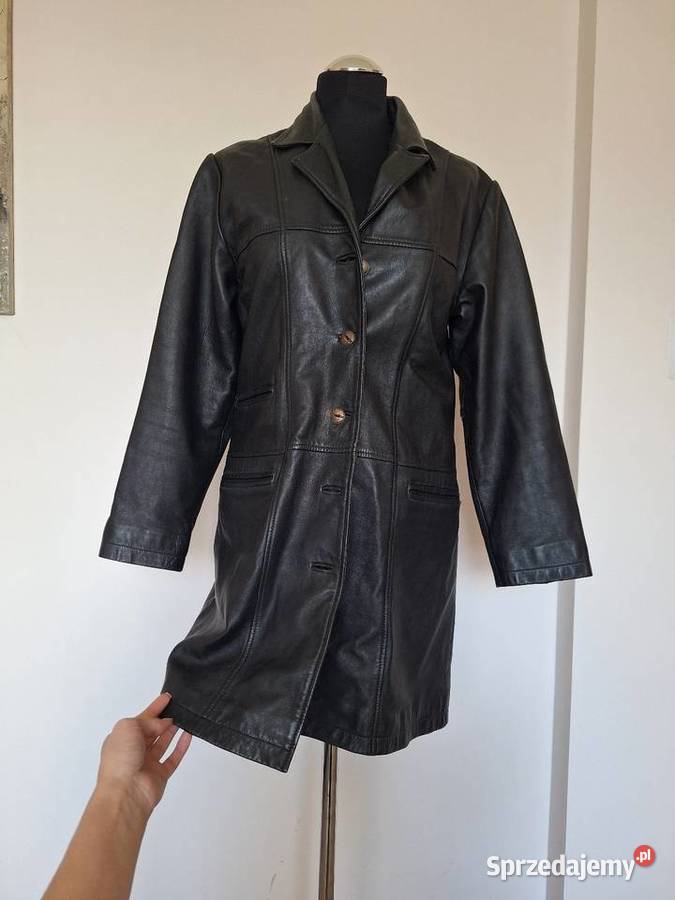 Piękny czarny skórzany czarny płaszcz skóra