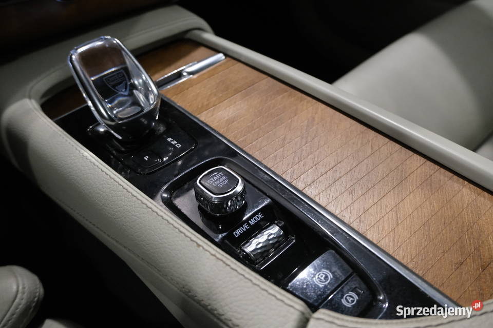VOLVO XC90 2020 196900 ccm 235 Warszawa