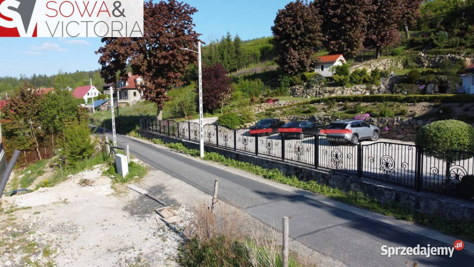 Działka z rozpoczętą budową z widokiem na góry Piechowice