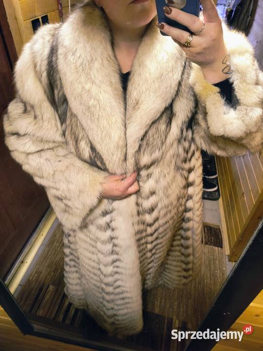 Naturalne futro maxi marki Petr Zavrl eleganckie Inny wzór