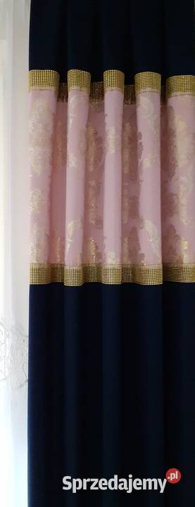 Zasłony ze złotym ornamentem