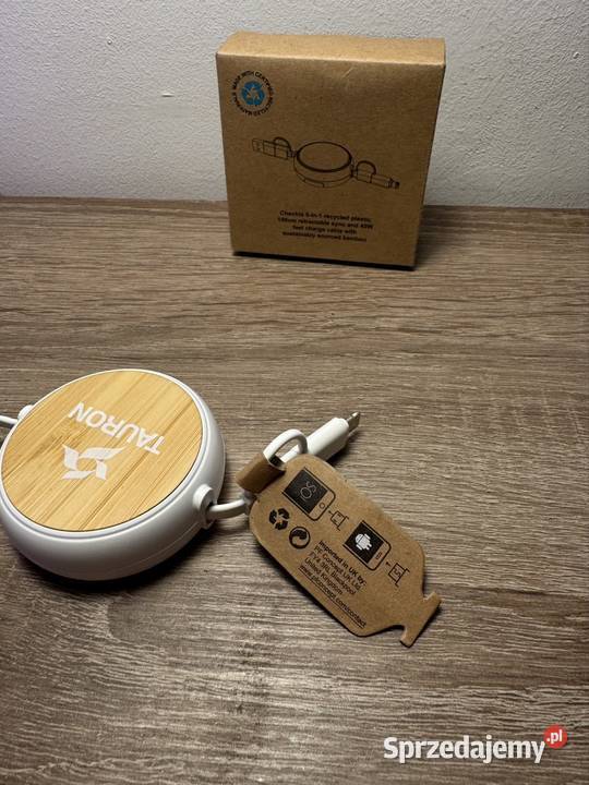 pudełko z uniwersalnym kablem do ładowania
