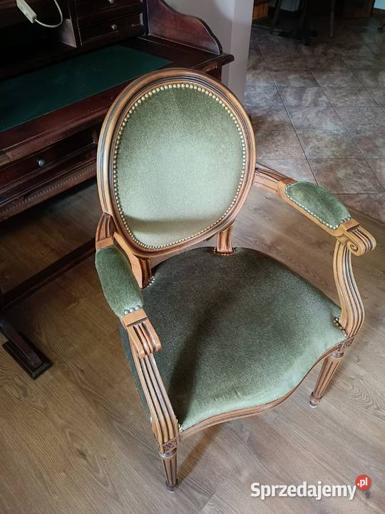 Stylowe krzesło z podłokietnikami rzeźbione