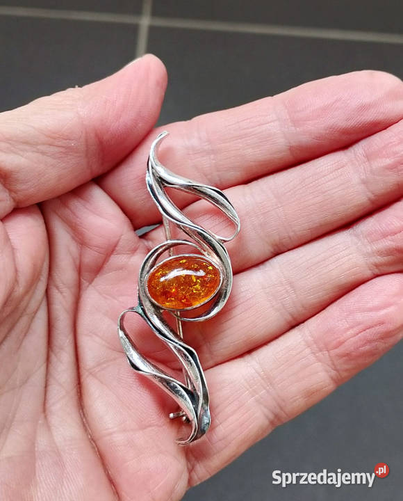 srebrna broszka z bursztynem Suwałki