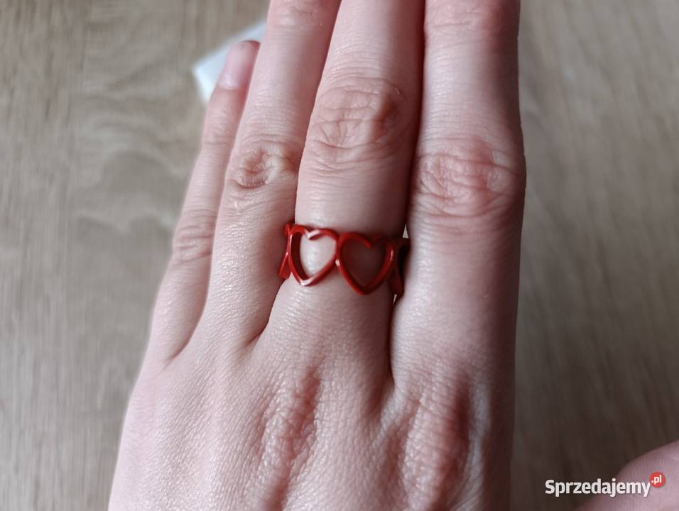 Pierścionek czerwony z motywem serc połączonych Pierścionki