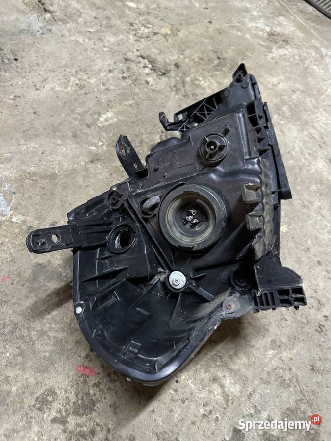 Lampa przednia Nissan Versa Zamość sprzedam