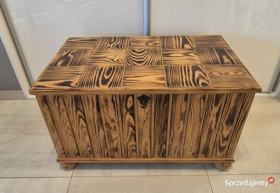 Skrzynia kufer z drewna opalanego