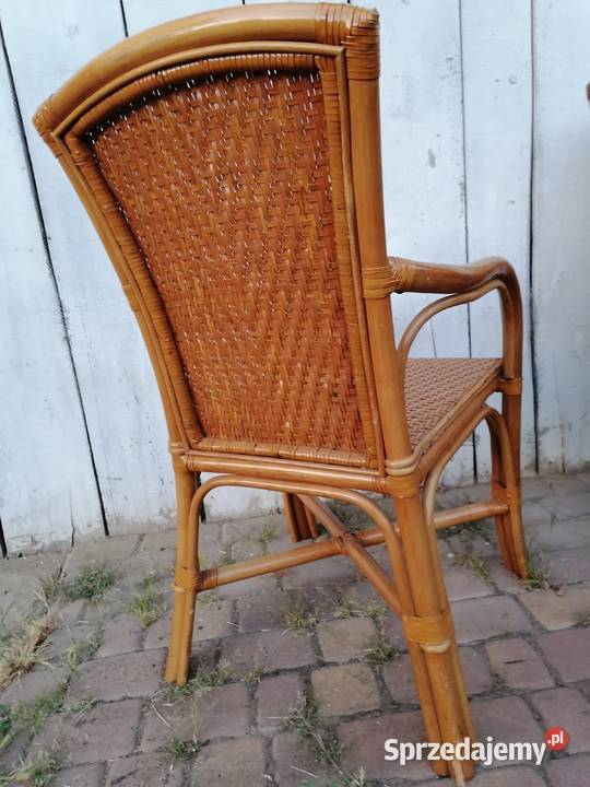 Cztery krzesła z podłokietnikami rattan