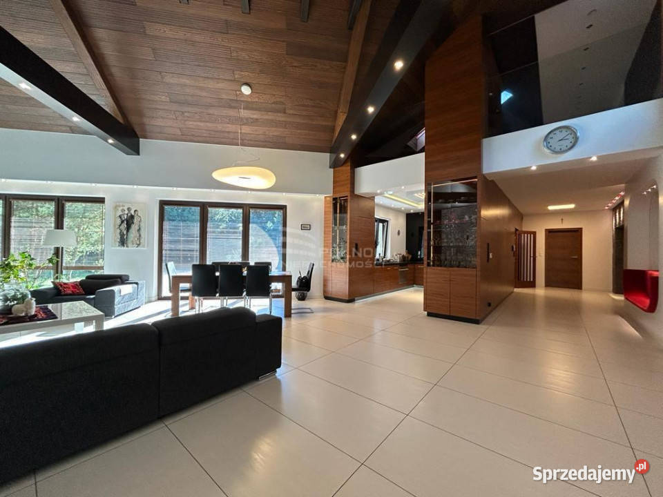 Prestiżowy dom z poddaszem antresolą i kinem Łazy