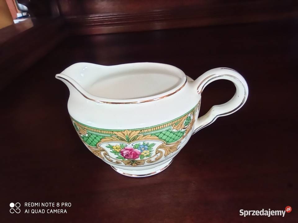 Mlecznik z kwiatami i zieloną dekoracją Vitreous pomorskie Gdańsk