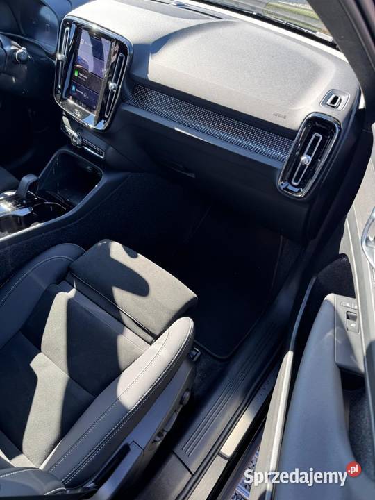 VOLVO XC40 B5 AWD MOMENTUM PRO 20 benzyna 250 XC 40 Nisko
