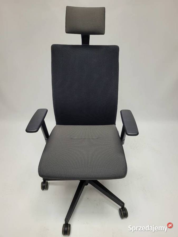 Fotel biurowy Nowy Styl Intrata z zagłówkiem Poznań