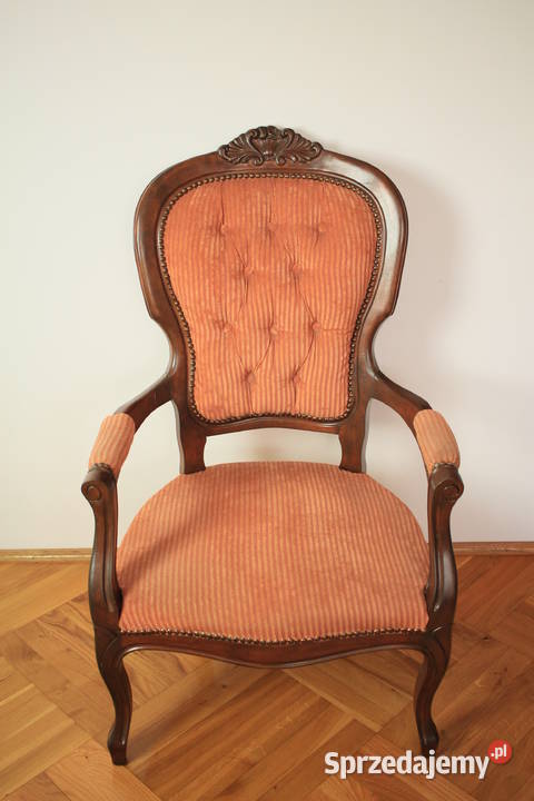Pięknie zdobiony fotel klasyczny