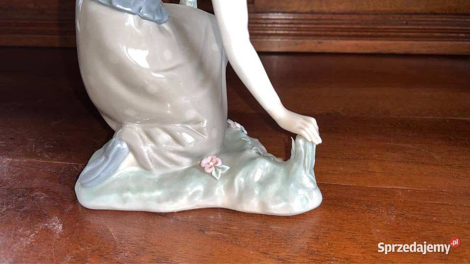 Figurka Dziewczyna zrywająca kwiaty Lladro Spain Gdańsk