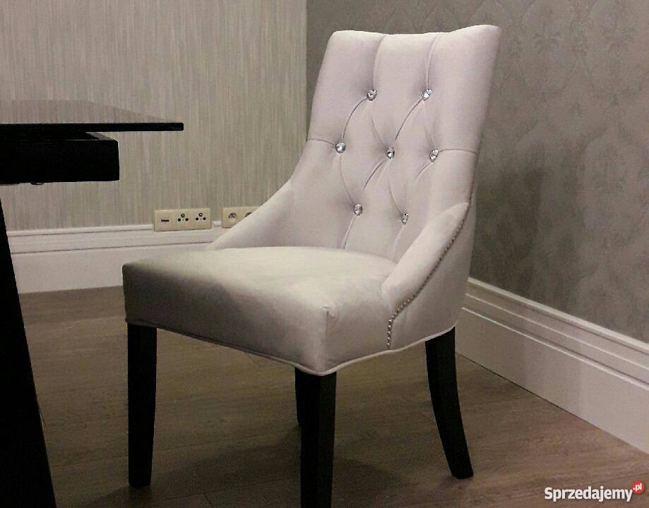 Krzesło tapicerowane pikowane z kołatką pinezkami glamour