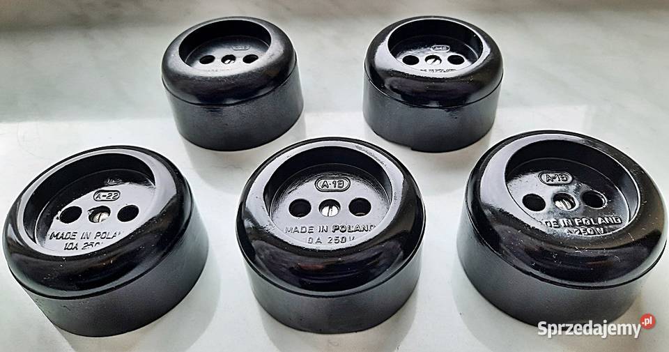 Gniazdo natynkowe okrągłe czarne 220 V z PRL