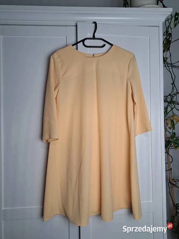 Sukienka żółta z eleganckim guziczkiem na Trąbki Wielkie