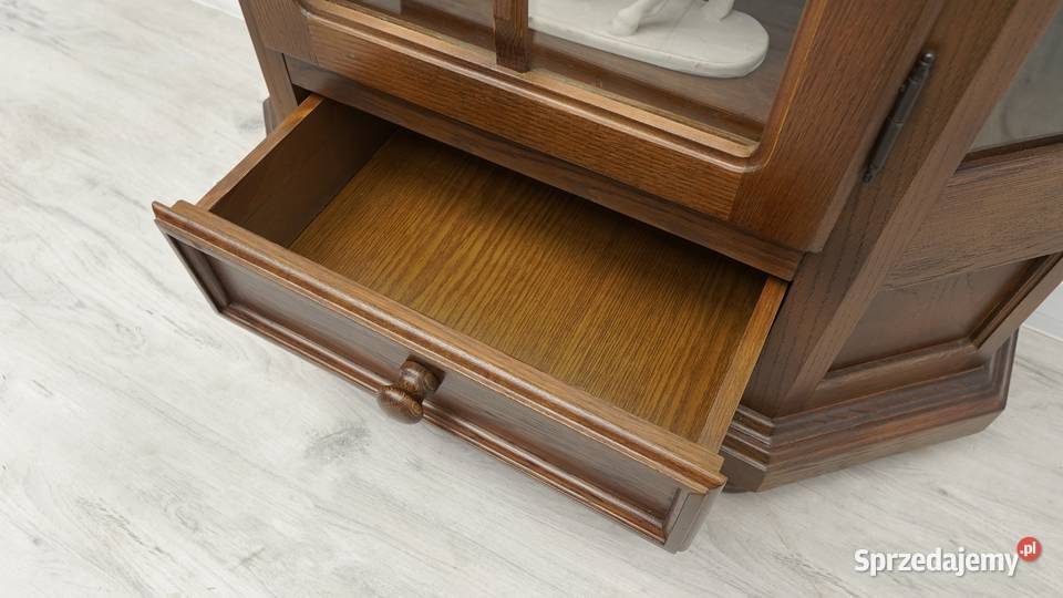 Stylowa dębowa witryna w stylu eklektycznym