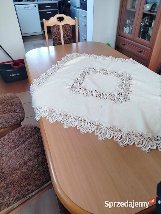 Stół i krzesła tapicerowane Sadlinki
