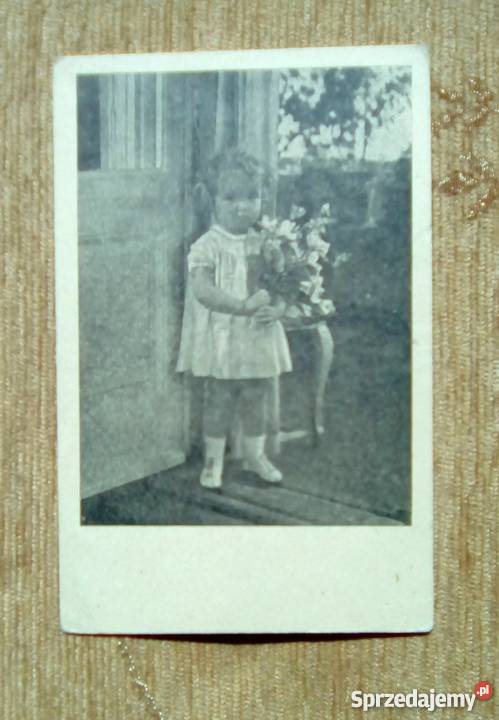 MAŁA DZIEWCZYNKA Z BUKIETEM KWIATÓW lubelskie Piszczac