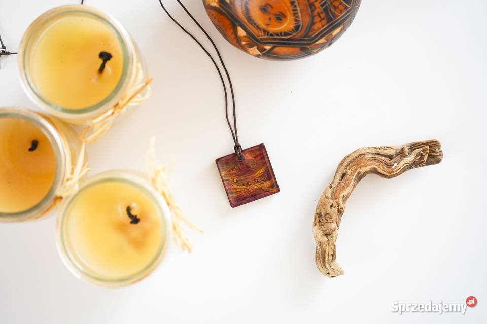 Artystyczny kwadratowy wisiorek z żywicy