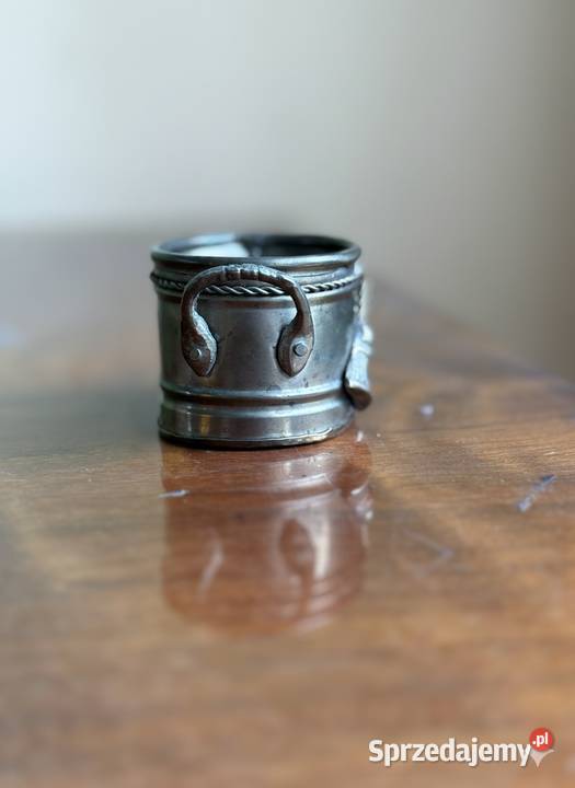 Zestaw metalowych przedmiotów