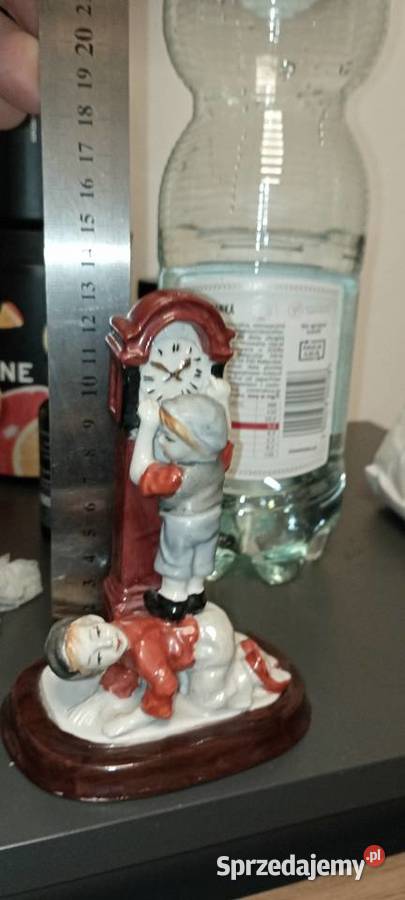 Figurka ceramiczna dzieci z zegarem Żary