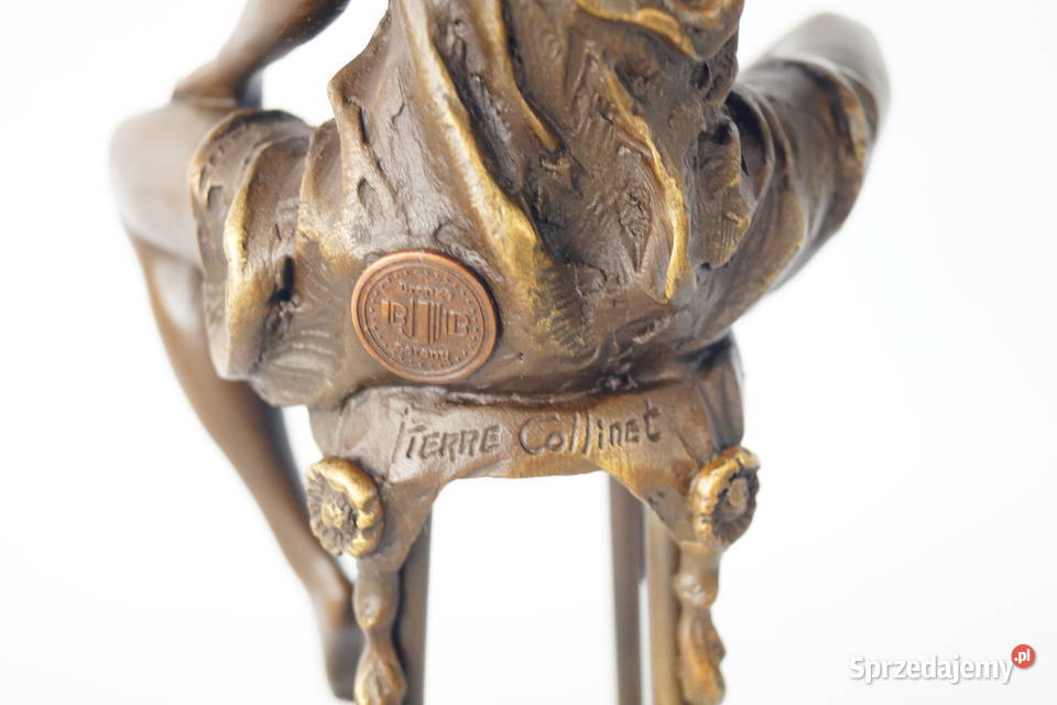 Kobieta siedząca na krześle zmysłowa figura z Gizałki