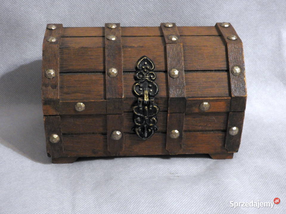 Drewniany kufer z metalowymi okuciami