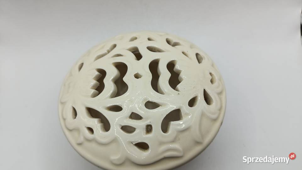 Porcelanowy pojemnik puzderko ażurowe koloru Zamość