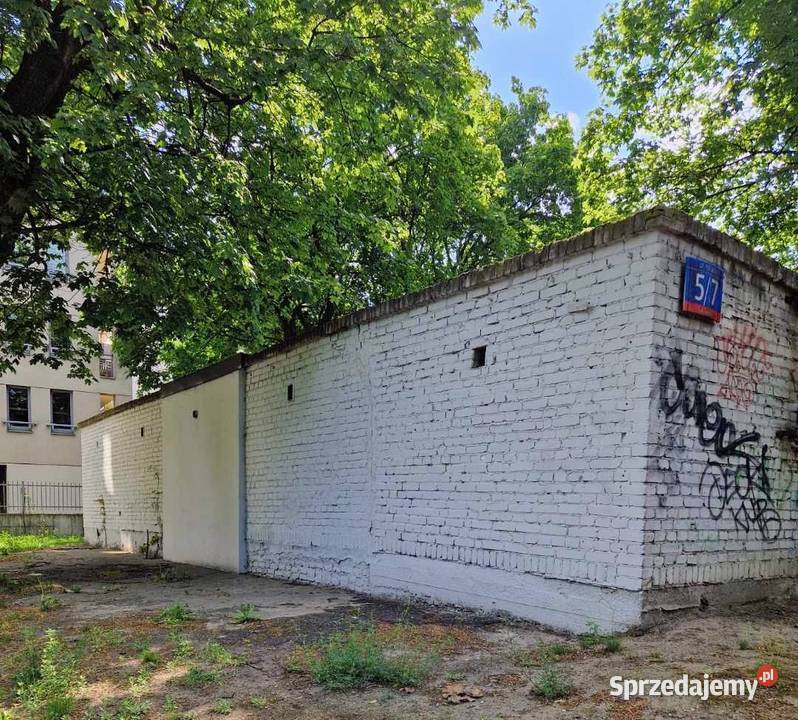 Garaż samochodowy murowany na Pradze Płd Warszawa