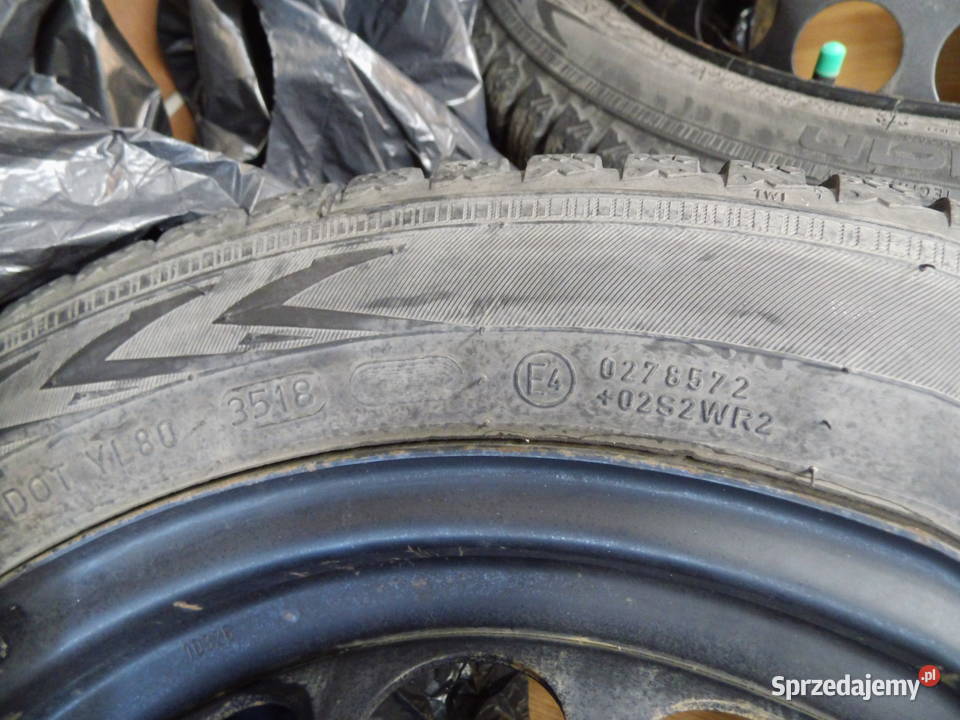 Koła z oponami zimowymi i kołpakami Toyota