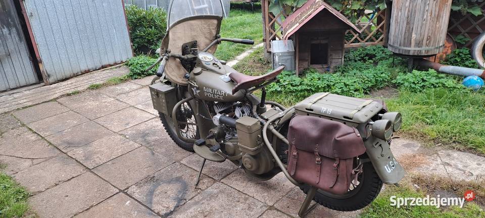 ładnie odrestaurowany motocykl Harley Davidson mat