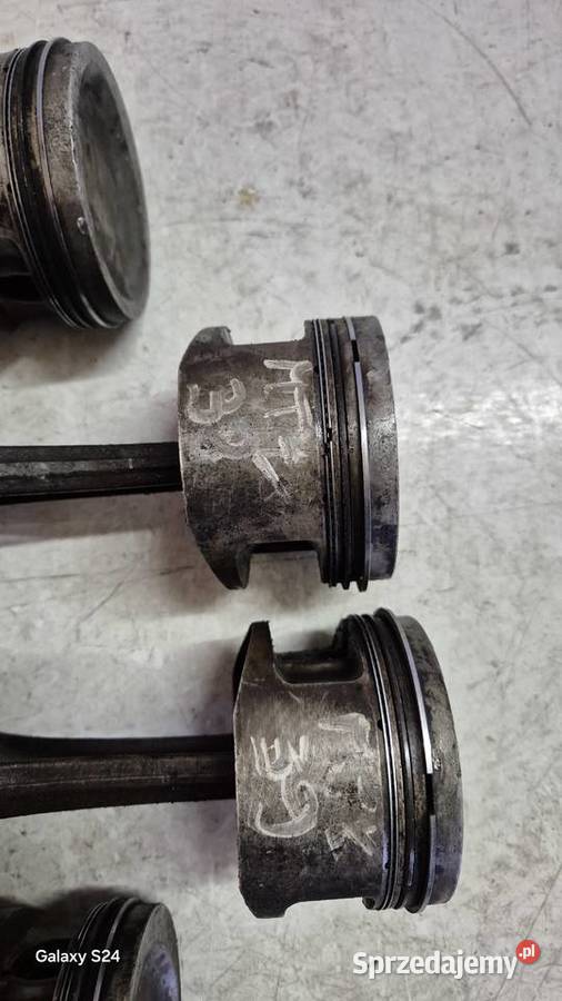 WAŁ KORBOWY Z TŁOKAMI BMW 18 8V E30 E34 518 318 osobowe Kiczyce