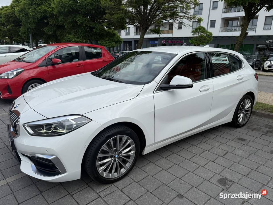 BMW Seria 1 BMW 118i Luxury Line Skóra Magma Red Rok produkcji 2022 Gdańsk sprzedam