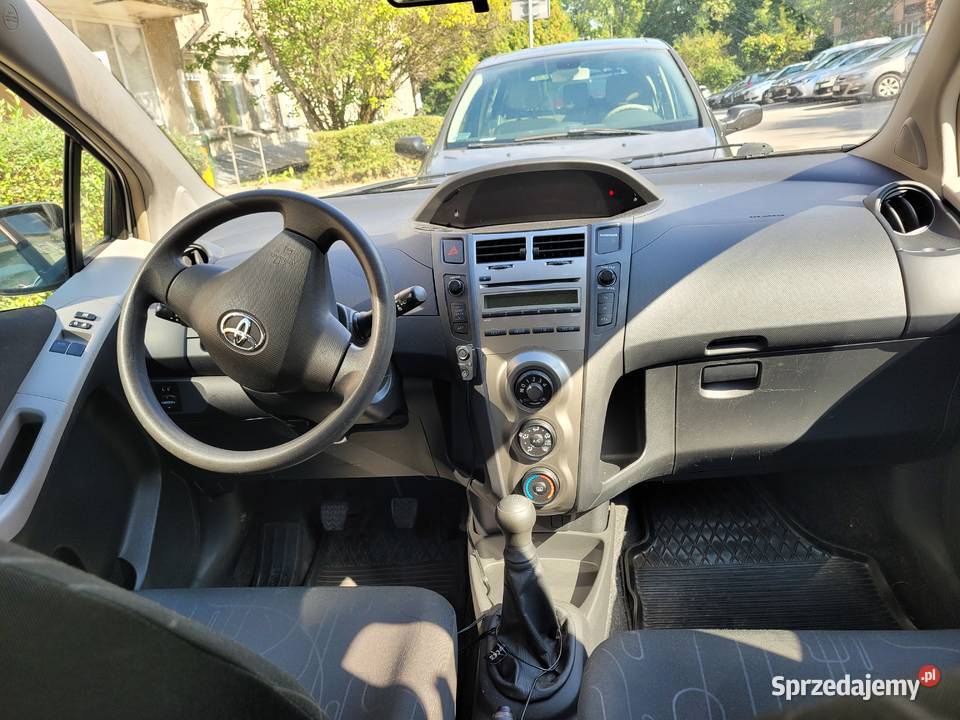 Toyota Yaris 10 pięciodrzwiowa lakier metallic Kraków